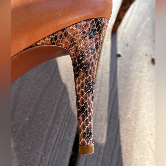 Tory Burch 🔥🔥🔥Rich Tan Leather Leopard Print accent pumps - Picture 9 of 12